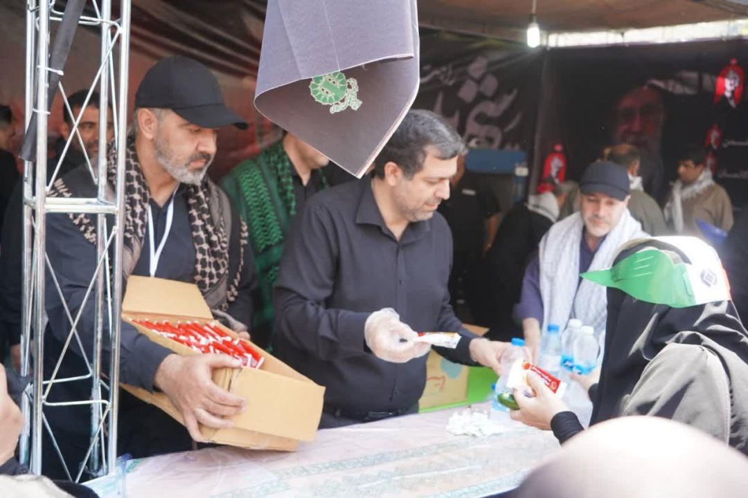 حضور مدیرعامل بیمه آسیا در موکب خدمت‌ رسانی به عزاداران مراسم تشییع رهبر شهید ایران